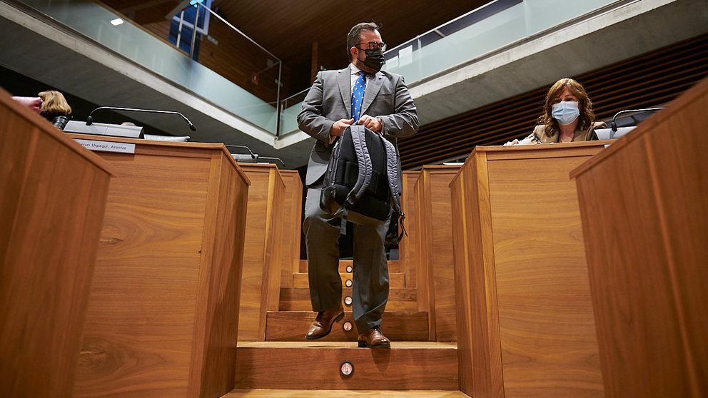 El vicepresidente Remírez accede a su escaño del Parlamento. PABLO LASAOSA