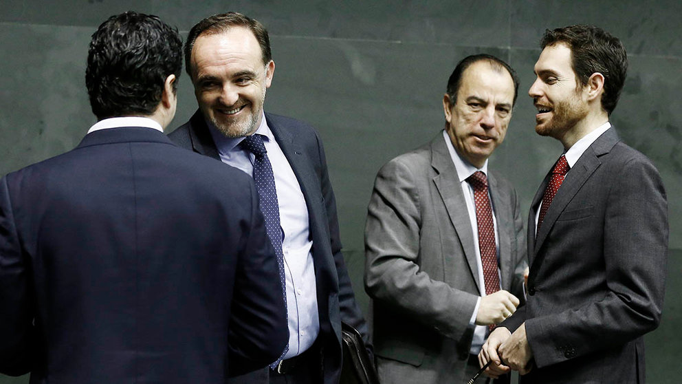 Javier Esparza, Carlos García Adanero y Sergio Sayas durante un pleno parlamentarios en la pasada legislatura EFE/ Jesús Diges