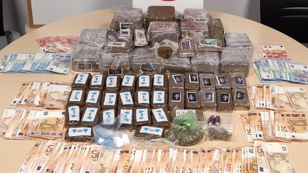 14 kilos de hachís, cocaína, marihuana y 20.000 euros incautados en una operación antidroga en Arre. POLICÍA FORAL