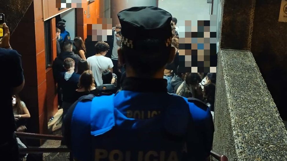 La Policía Municipal desaloja un local de hostelería que superaba el aforo máximo. POLICÍA MUNICIPAL DE PAMPLONA