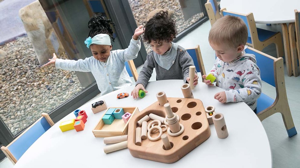 Tres niños juegan en una escuela infantil del Ayuntamiento de Pamplona. CEDIDA