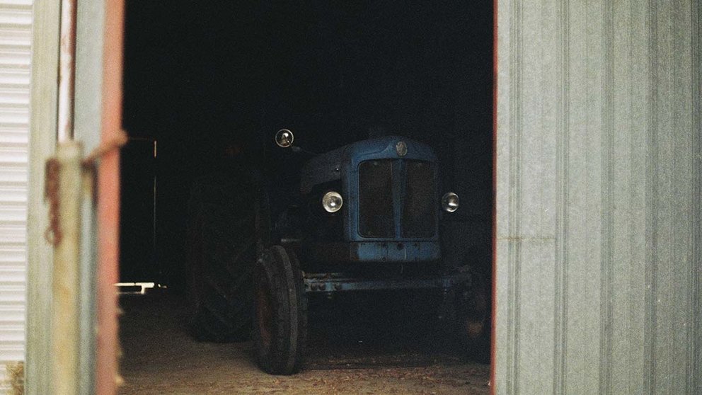 Un tractor dentro de un cobertizo. ARCHIVO