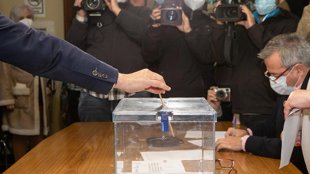 Una persona deposita su voto en una urna para la consulta popular sobre la fusión entre Don Benito y Villanueva de la Serena. EUROPA PRESS