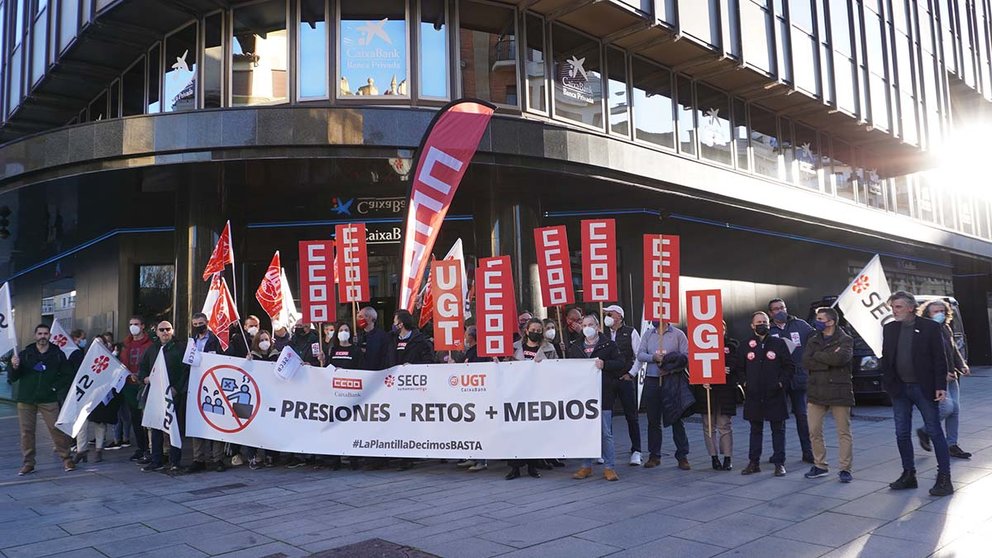 Imagen de la concentración de la plantilla de Caixabank Pamplona. EUROPA PRESS