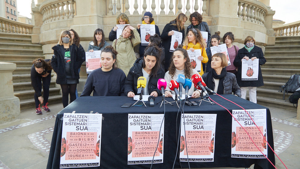 Representantes del movimiento feminista de Pamplona dan a conocer las movilizaciones que tendrán lugar en torno al 8 de marzo de este año. IÑIGO ALZUGARAY