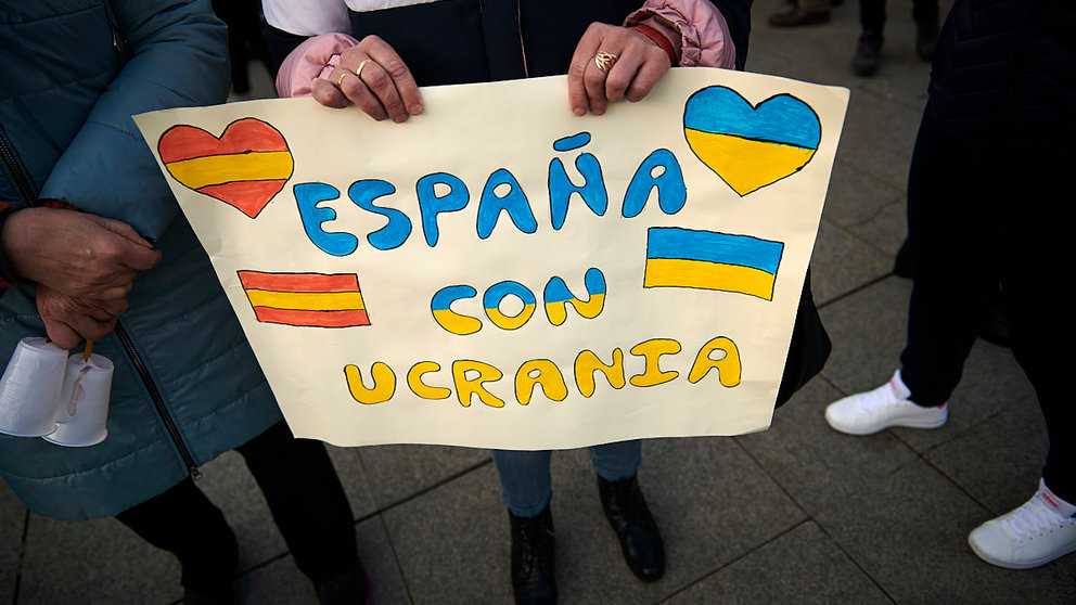 Cientos de personas se concentran en la Plaza del Castillo de Pamplona en apoyo a Ucrania ante la invasión de Rusia PABLO LASAOSA