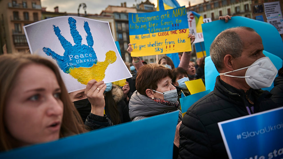 Cientos de personas se concentran en la Plaza del Castillo de Pamplona en apoyo a Ucrania ante la invasión de Rusia PABLO LASAOSA
