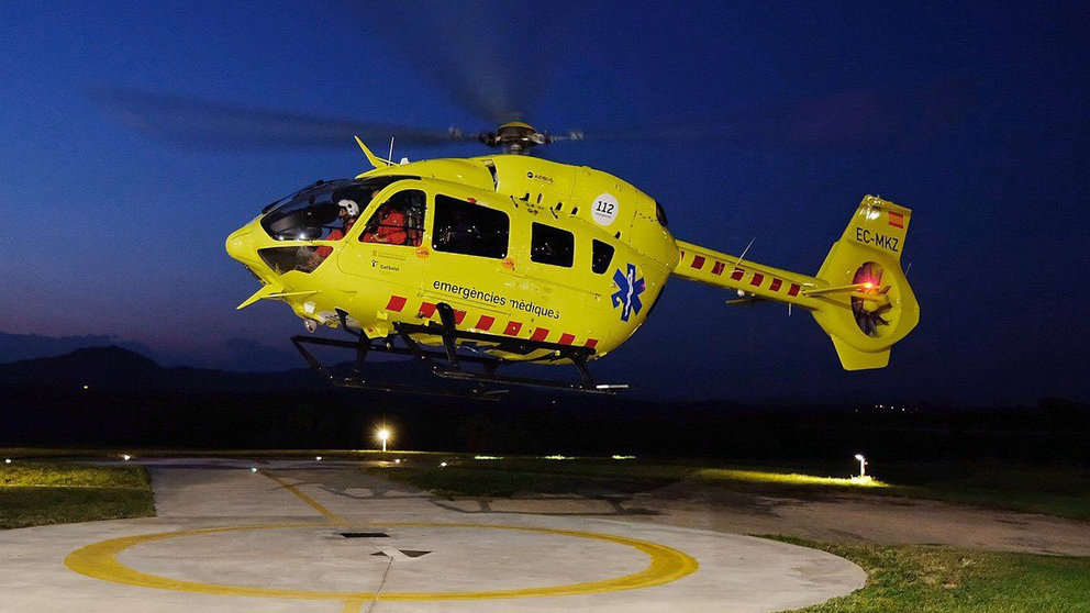 El helicóptero medicalizado del SEM despega del helipuerto del hospital Parc Taulí de Sabadell para llevar a cabo un traslado nocturno. DEPARTAMENTO DE SALUD DE CATALUÑA