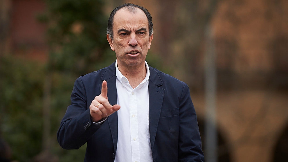 El Diputado de Navarra Suma, Carlos García Adanero, atiende a los medios de comunicación tras ratificarse la expulsión del partido por dos años y medio. PABLO LASAOSA