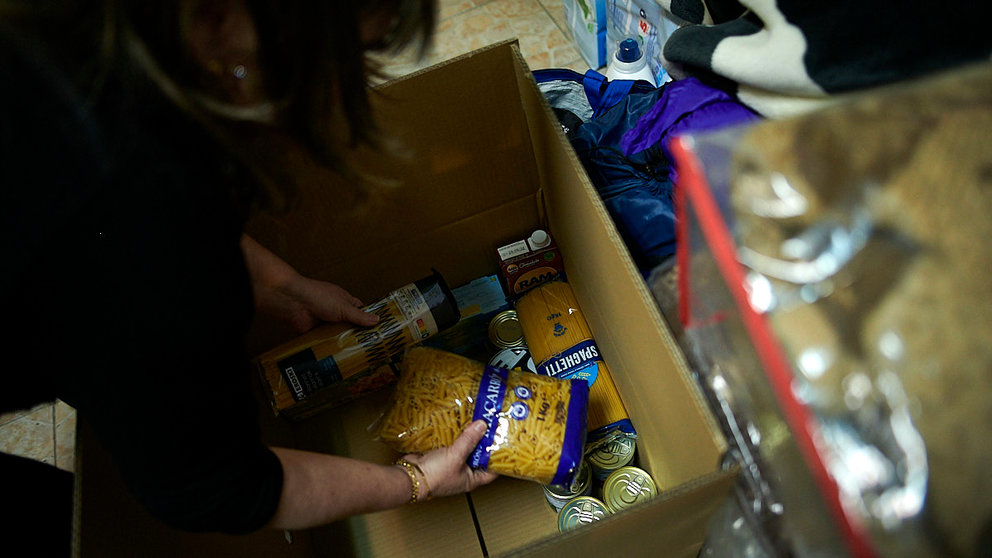 Varias personas reciben alimentos y medicinas en una bajera de Orcoyen para enviar a Ucrania. PABLO LASAOSA