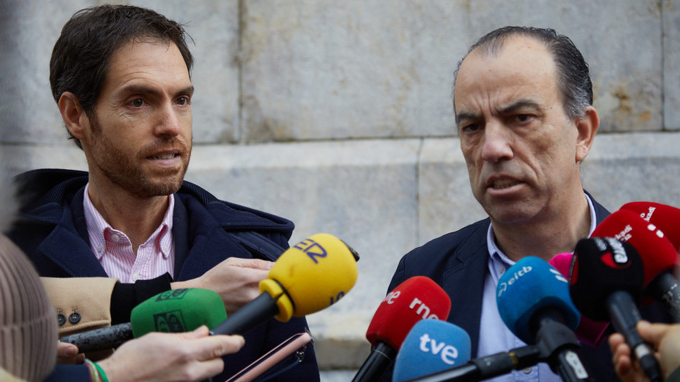 Los diputados Carlos García Adanero y Sergio Sayas ofrecen una rueda de prensa sobre una plataforma cívica tras su expulsión temporal de UPN. IÑIGO ALZUGARAY