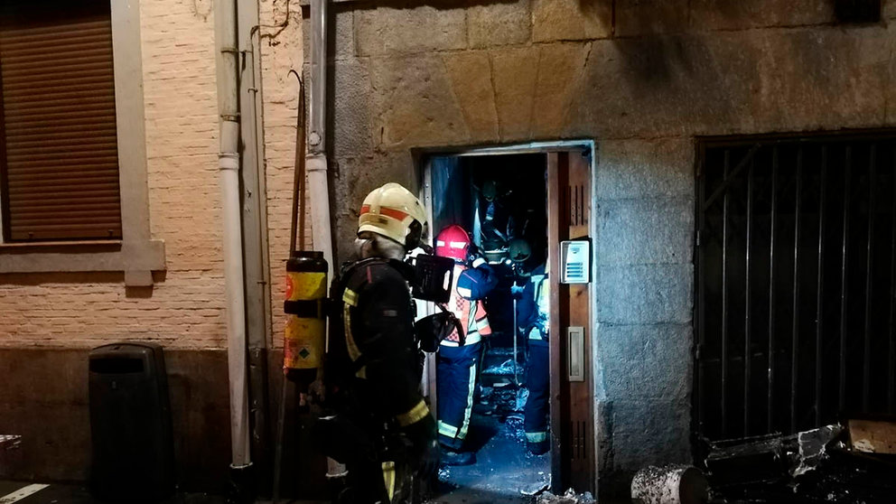 Incendio en la calle La Merced de Pamplona con tres personas intoxicadas. BOMBEROS DE NAVARRA