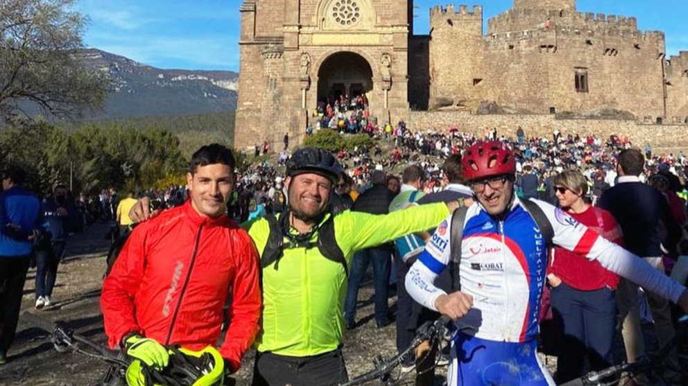 Chimy Ávila posa con unos amigos en bicicleta junto al Castillo de Javier. Instagram.