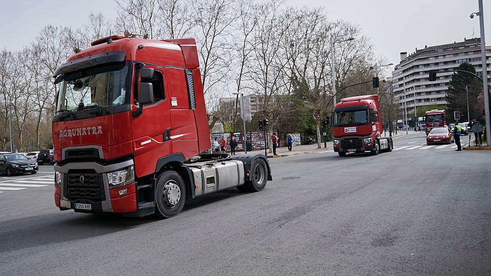 Caravana de camiones convocada por el sindicato Hiru para reclamar un "transporte digno". PABLO LASAOSA