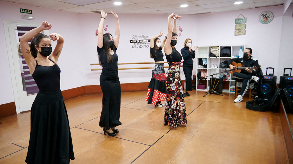 Varias bailarinas ensayan los pasos de baile con música en directo. IRANZU LARRASOAÑA