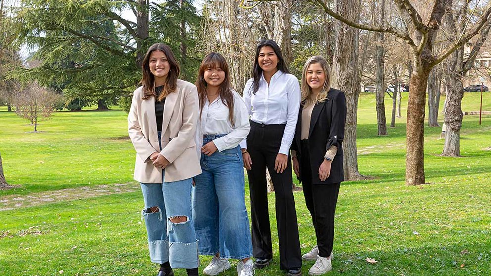 Algunas de las alumnas encargadas del Club de Sostenibilidad de la Universidad de Navarra: de izquierda a derecha, Paulina Ortiz, Noelia Feng, Gabriela Pajuelo Chávez y Carolina Jaramillo. UNIVERSIDAD DE NAVARRA