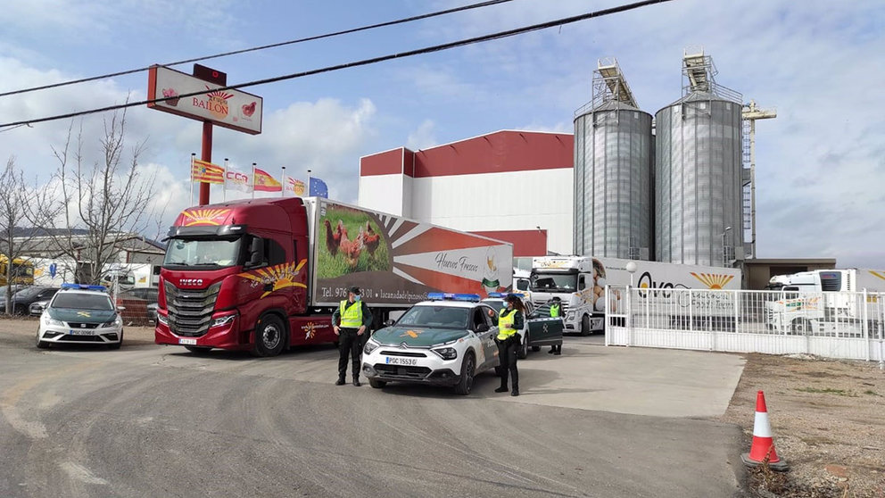 La Guardia Civil acompaña a 15 camiones con destino a Navarra desde La Almunia para proteger a sus transportistas. DELEGACIÓN DEL GOBIERNO EN ARAGÓN