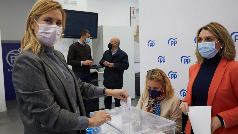 La presidenta del Partido Popular de Navarra, Ana Beltrán, participa en la votación de las primarias para la presidencia del PP. IÑIGO ALZUGARAY