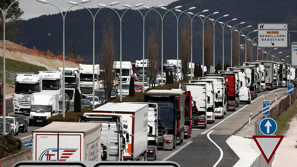 Cientos de camioneros convocados por la Plataforma para la Defensa del Sector del Transporte de Mercancías por Carretera Nacional e Internacional han ocupado con sus camiones la ronda de Pamplona en protesta por la situación que atraviesa el sector del transporte.  EFE/ Jesús Diges