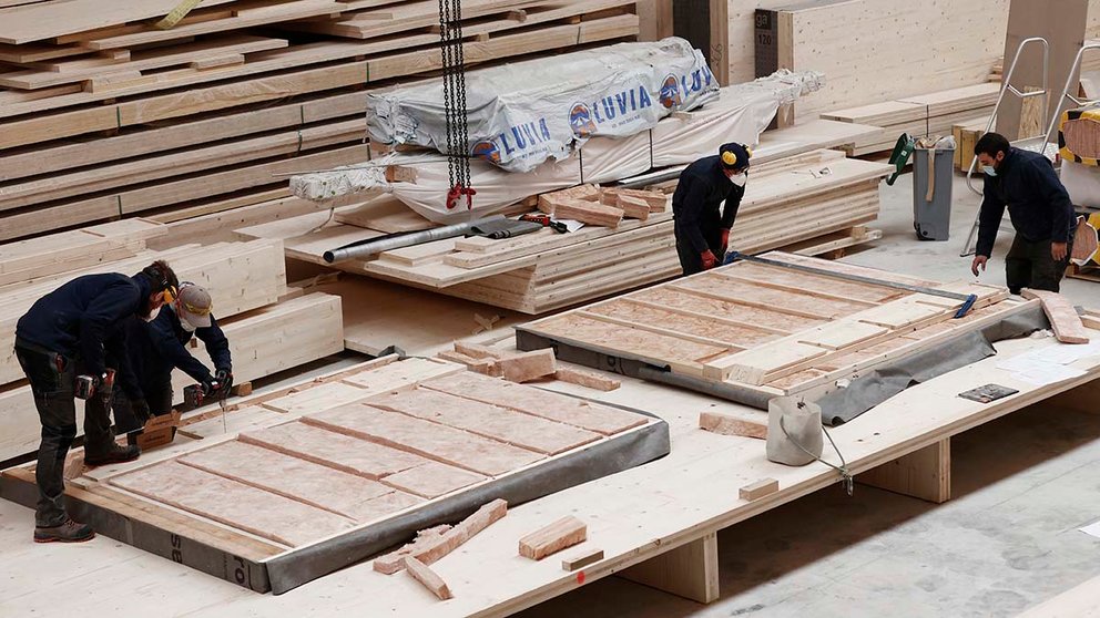 Varios trabajadores de la empresa Madergia terminan de elaborar una pared de madera para su uso en un futuro edificio. EFE/ Jesús Diges