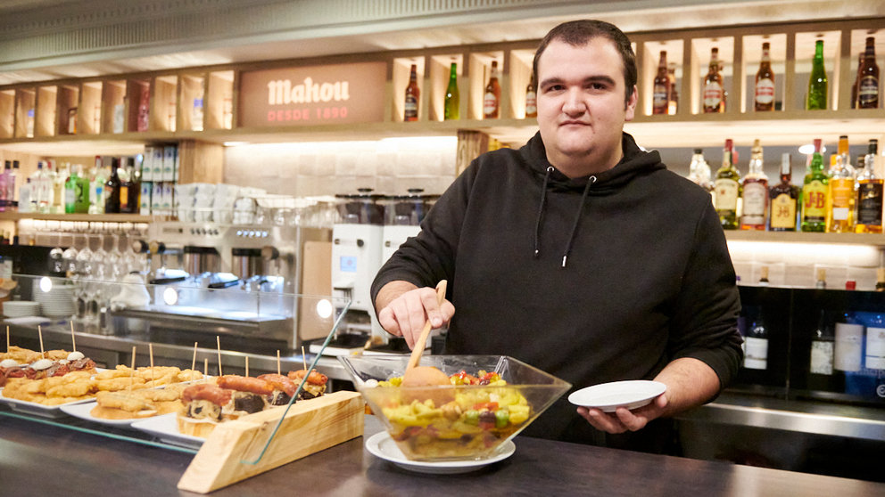 Saúl Layos es uno de los camareros del Mol y uno de sus objetivos es conseguir una clientela fija en los próximos meses. IRANZU LARRASOAÑA