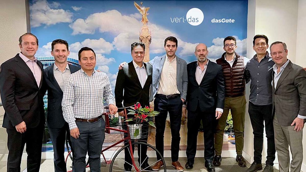 Parte del equipo de Veridas en Mexico. A la izquierda, Mauricio Guijarro, Vicepresidente de Ventas para las Américas de Veridas, y Eduardo Azanza, CEO de la compañía, junto a parte del equipo en la sede de Ciudad de México. CEDIDA