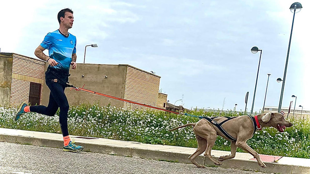 El navarro Daniel Díaz Garrido corriendo con su perro Ares. Cedida.