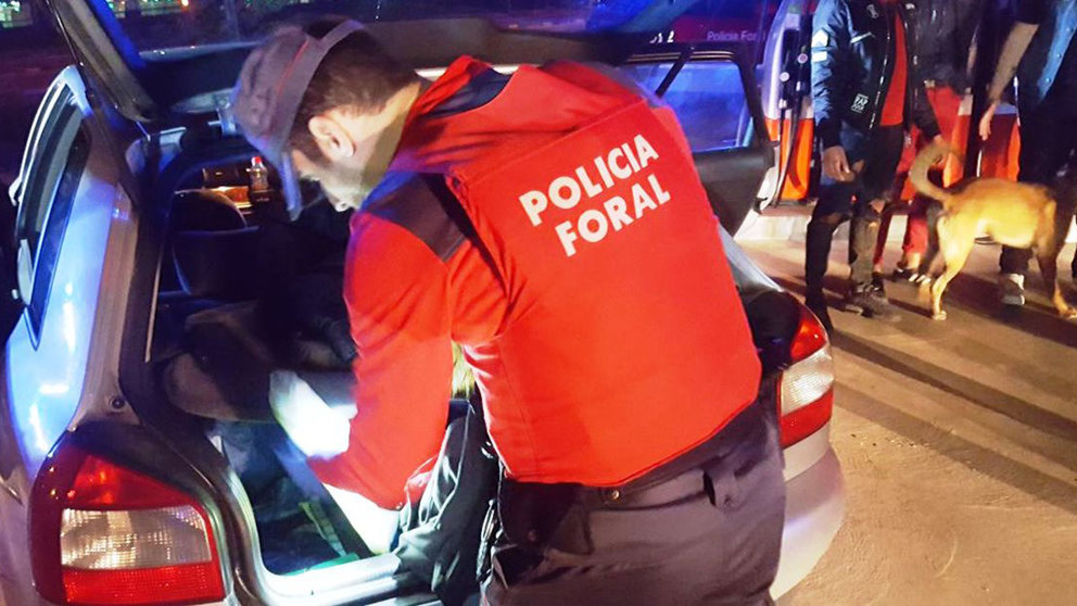 Un agente de Policía Foral registra el maletero de un vehículo. POLICÍA FORAL