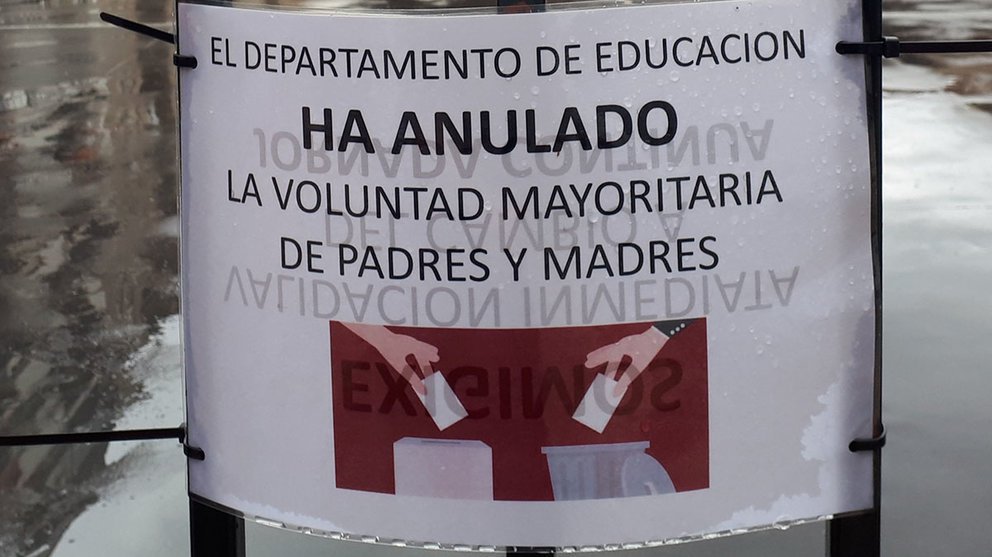 Cartel de protesta en el Colegio Público San Juan de la Cadena de Pamplona. CEDIDA