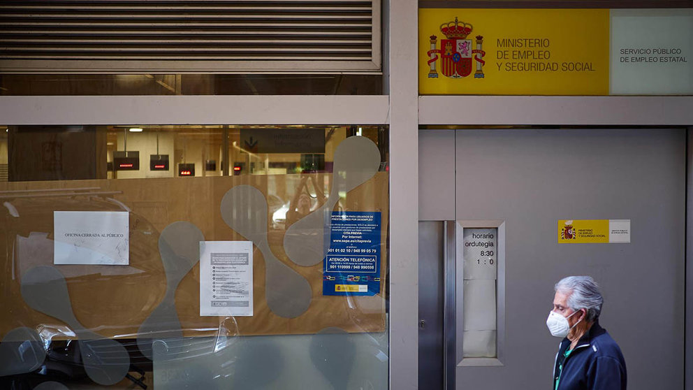 Un hombre pasa frente a una oficina de empleo en Pamplona en una imagen de archivo. - Eduardo Sanz - Europa Press - Archivo