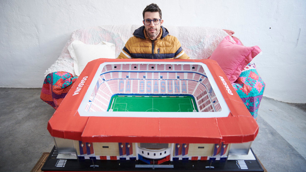 Mikel Fernández posa con su maqueta del estadio El Sadar, realizada por el. PABLO LASAOSA