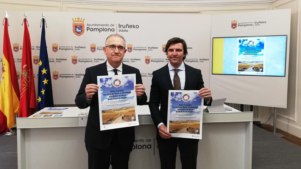 El alcalde de Pamplona, Enrique Maya, y el director de Correos Market, Iván Maroto, posan con los carteles de la campaña '#CaminoSostenible' - EUROPA PRESS