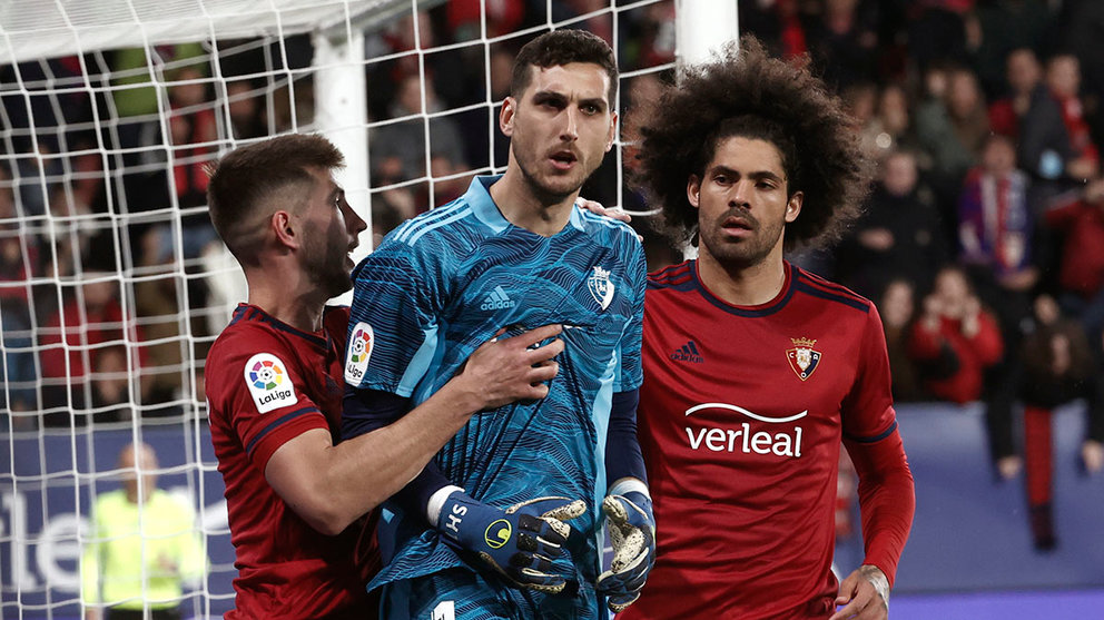 El portero de Osasuna Sergio Herrera detuvo dos penaltis a Benzema en El Sadar.  20 April 2022. EFE/ Jesus Diges