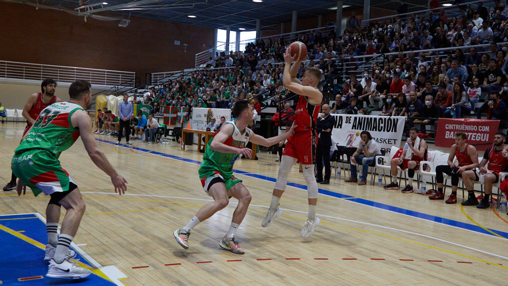 Partido de ida de cuartos de final del play off de ascenso a la liga LEB Oro entre ENERparking Basket Navarra y Teknei Bizkaia Zornotza celebrado en el Polideportivo Arrosadía de Pamplona. IÑIGO ALZUGARAY