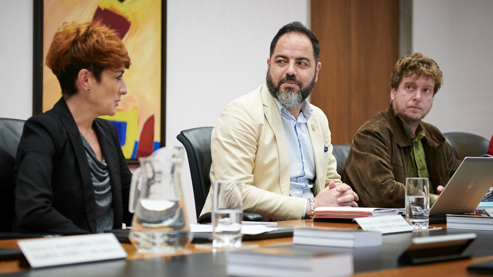 Ramón Alzórriz junto a Bakartxo Ruiz y Maiorga Ramírez en la Mesa y Junta de Portavoces. PABLO LASAOSA