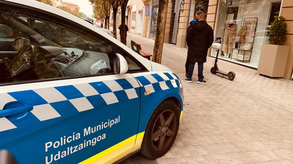 Interceptado el conductor de un patinete eléctrico que quintuplicaba la tasa de alcohol a las tres de la tarde en la avenida Carlos III de Pamplona. POLICÍA MUNICIPAL