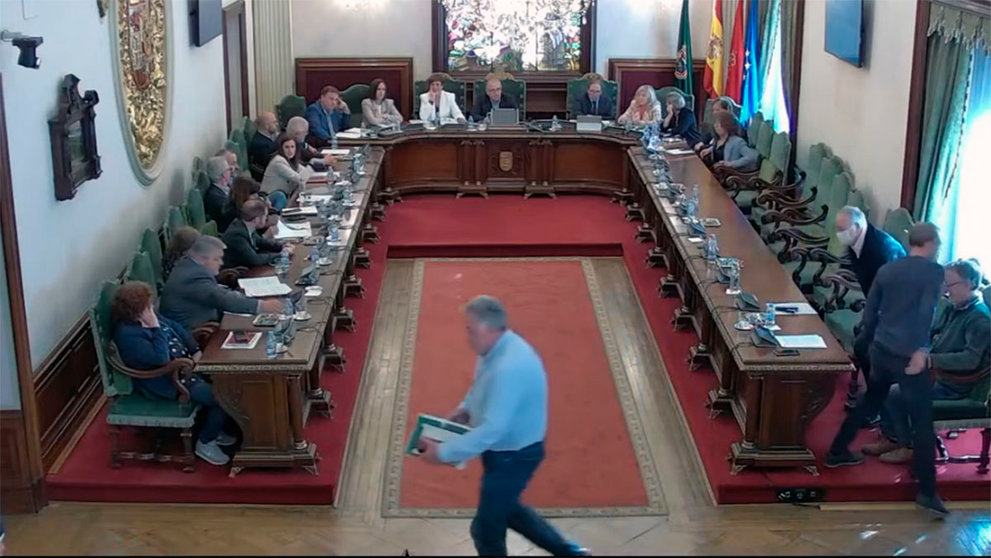Joseba Asirón sale del pleno del Ayuntamiento de Pamplona.