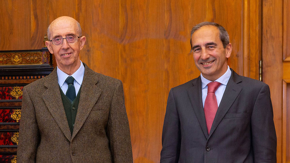De izquierda a derecha, José María Bastero y Alfonso Sánchez-Tabernero, anterior y nuevo presidente de la Asociación de Amigos de la Universidad de Navarra. UNIVERSIDAD DE NAVARRA