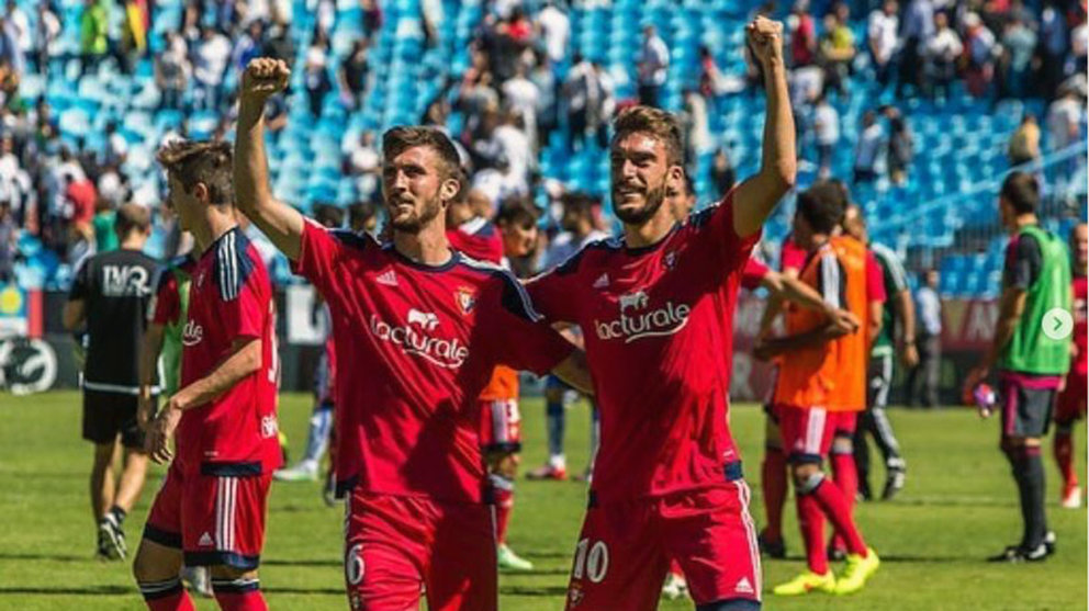 Oier Sanjurjo y Roberto Torres saludan a los aficionados. Instagram.