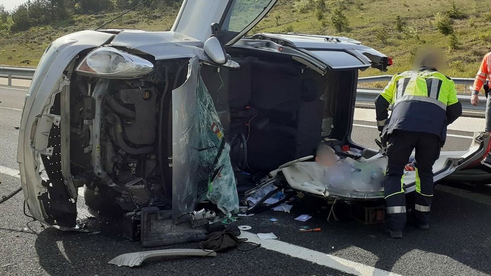 Herido grave un conductor de 49 años tras un accidente en la Autovía del Pirineo. BOMBEROS DE NAVARRA