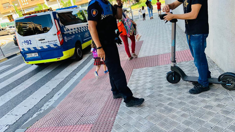 La Policía Municipal de Pamplona vigila el uso de los patinetes eléctricos en la ciudad. POLICÍA MUNICIPAL