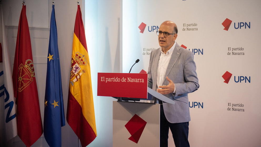 El senador de UPN, Alberto Catalán, anuncia el debate de iniciativas presentas en la Cámara Alta "de interés" para la Comunidad foral. IRAITZ IRIARTE.