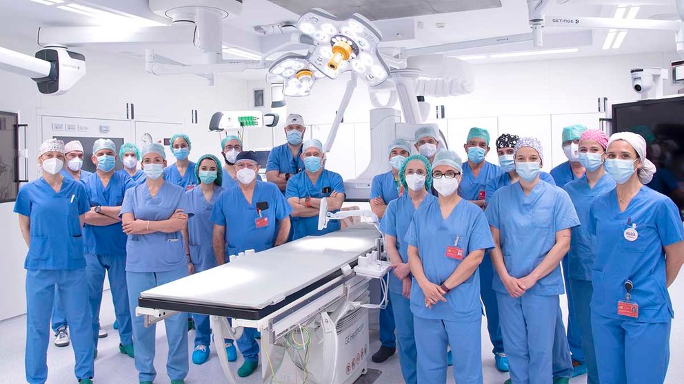 Equipo quirúrgico del Hospital Universitario de Navarra que intervendrá en el nuevo quirófano híbrido.