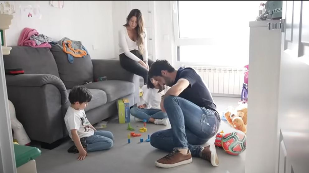 El navarro Raúl García juega con sus dos hijos en su domicilio de Bilbao. Youtube.