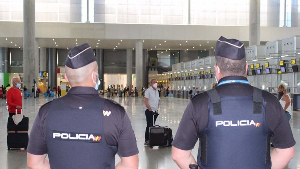 Agentes de la Policía Nacional en el aeropuerto de Málaga - Costa del Sol - POLICÍA NACIONAL MÁLAGA