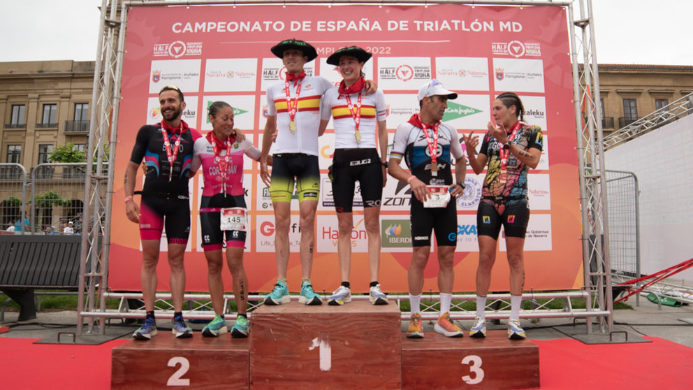 Ganadores y ganadoras de las categorias masculina y femenina en el Half Triatlón de Pamplona 2022 en la plaza del castillo. IRAITZ IRIARTE.
