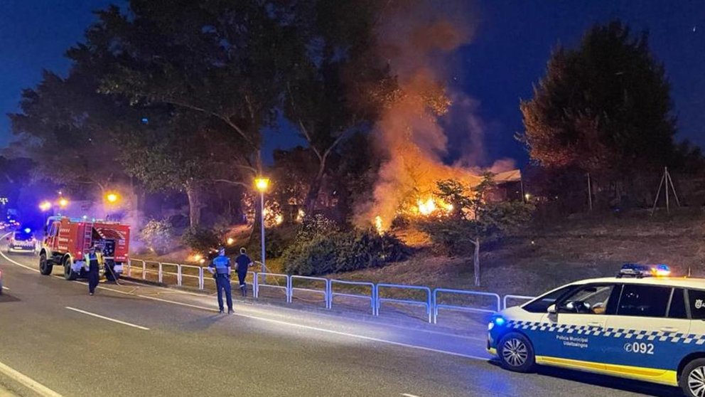 Incendio en barrio San Jorge junto a la Avda. Navarra con varios focos activos.