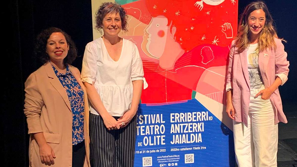 La consejera Esnaola y las nuevas directoras artísticas del Festival, María Goiricelaya y Ane Pikaza. GOBIERNO DE NAVARRA