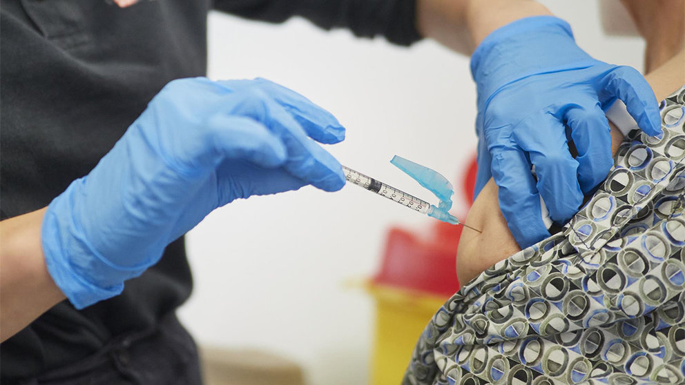 Una mujer recibe la vacuna contra el Covid-19. EUROPA PRESS