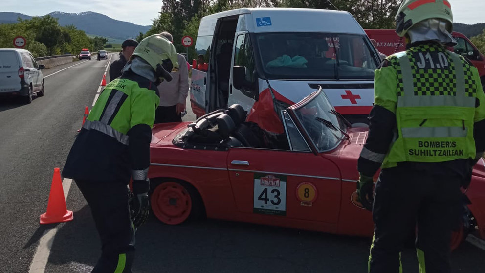 Cuatro heridos en una colisión entre un coche y una furgoneta de la Cruz Roja en Ibiricu. BOMBEROS